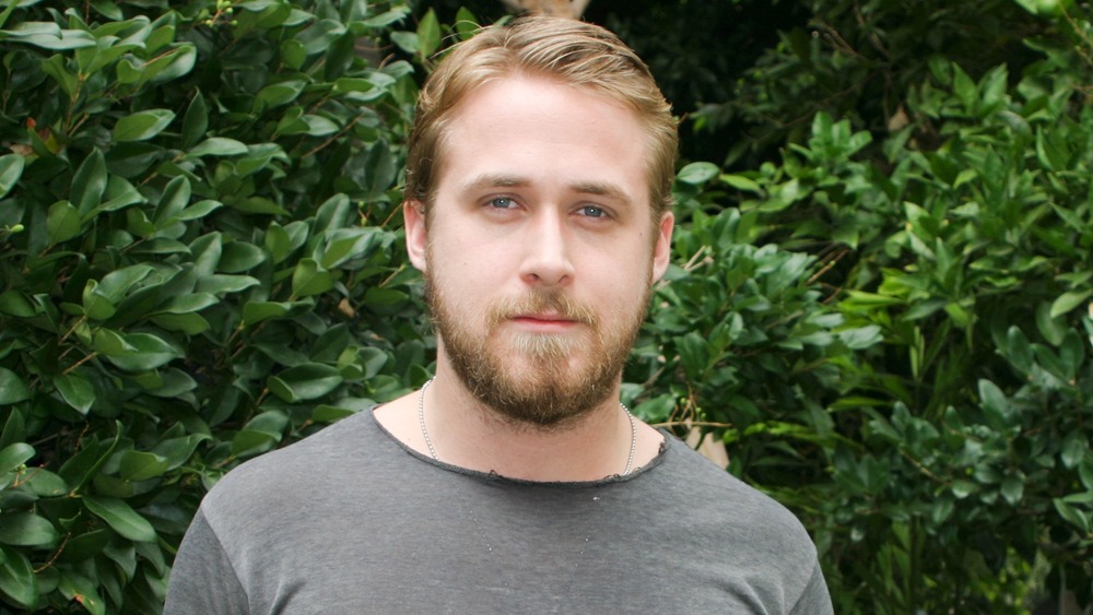 Ryan Gosling posant devant des arbres en 2007