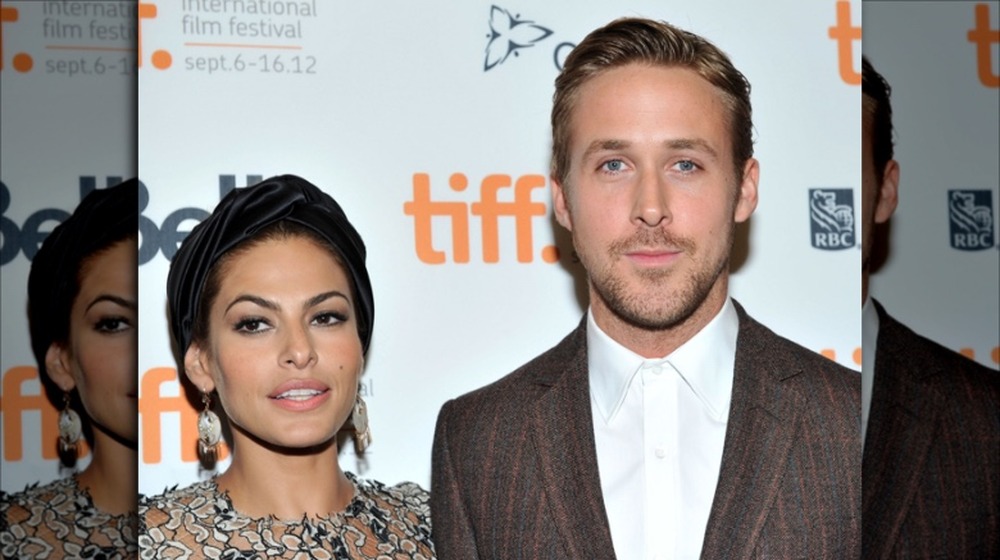 Eva Mendes et Ryan Gosling posant côte à côte.