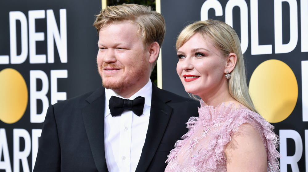 Jesse Plemons et Kirsten Dunst posent ensemble 