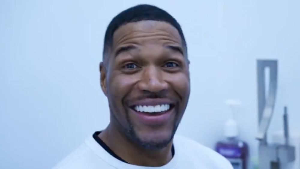 Michael Strahan exhibant son nouveau sourire dans une vidéo sur Twitter