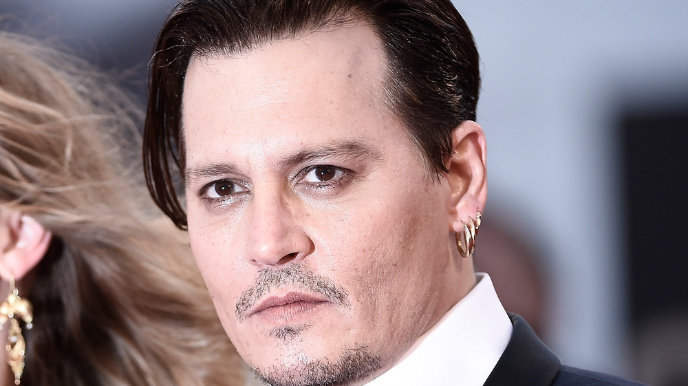 Johnny Depp regardant