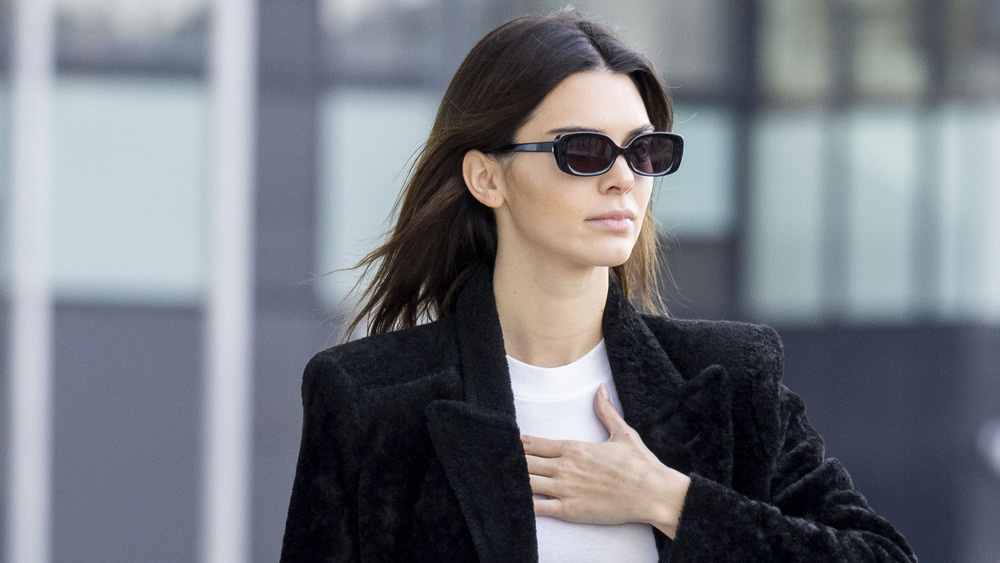 Kendall Jenner marche dans la rue Milan