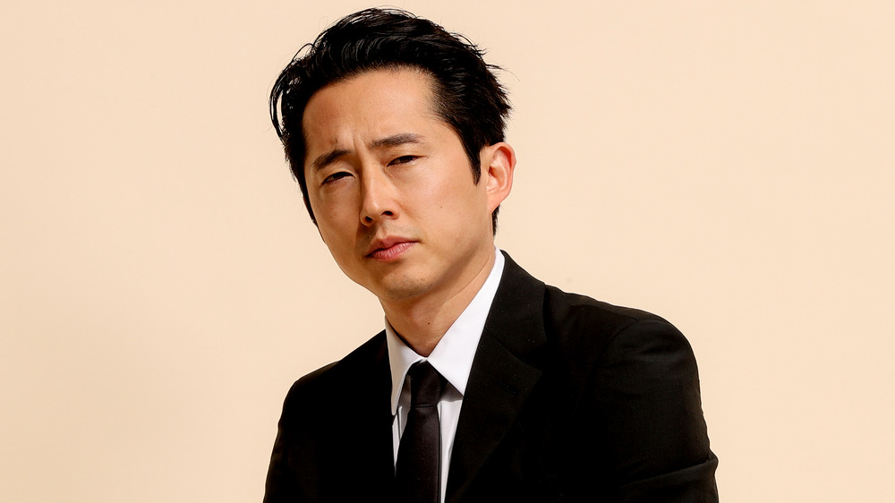 Steven Yeun fronce les sourcils 