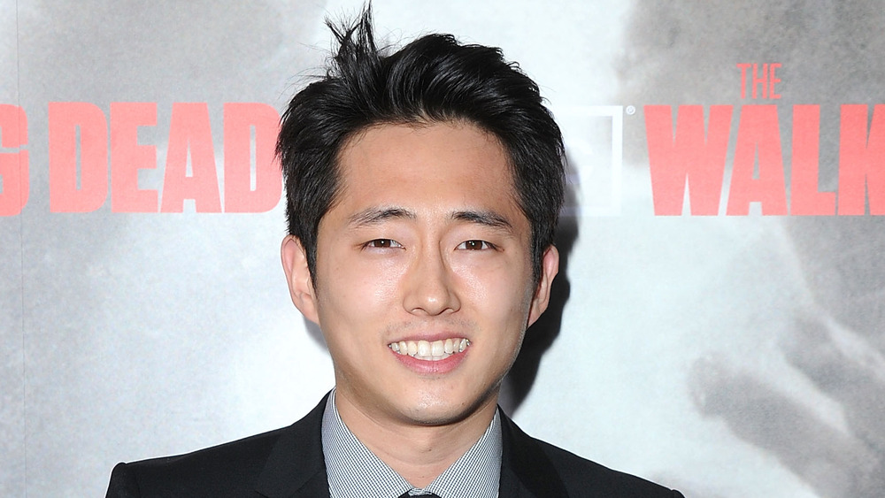 Steven Yeun souriant à la première de The Walking Dead