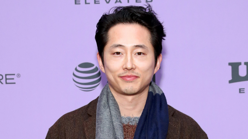 Steven Yeun souriant à la première de Minari