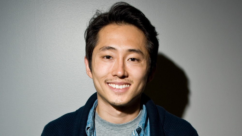 Steven Yeun souriant à une expo comique