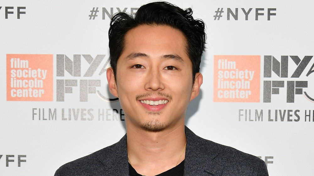 Steven Yeun souriant 