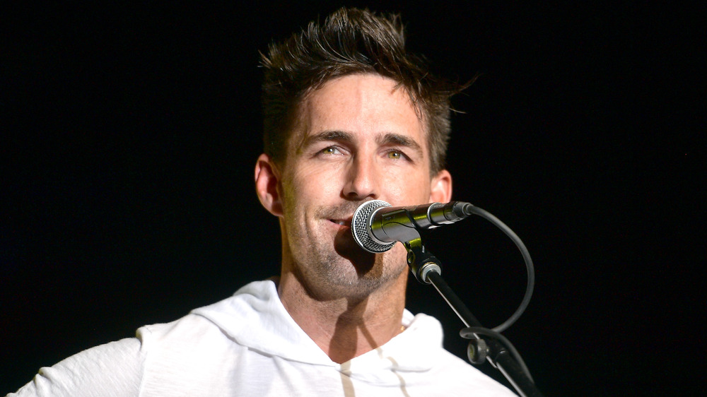 Jake Owen effectuant