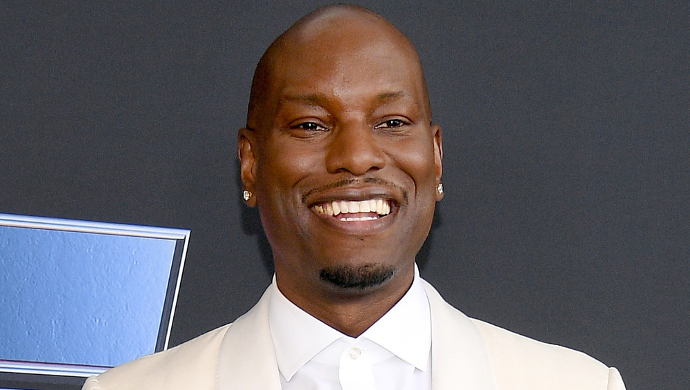 Tyrese Gibson souriant sur le tapis rouge