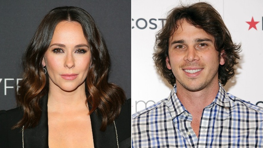 Jennifer Love Hewitt souriant (à gauche), Ben Flajnik souriant (à droite)