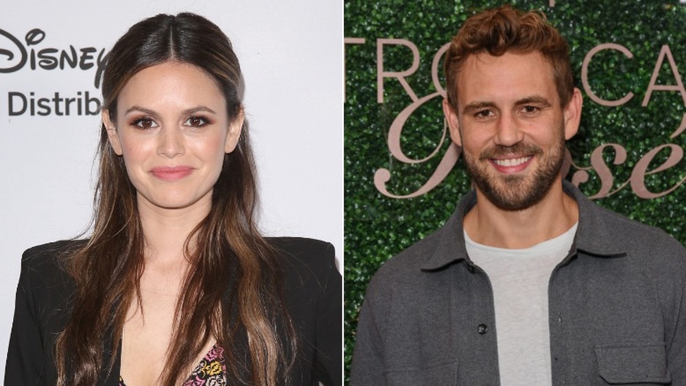 Rachel Bilson sourit (à gauche), Nick Viall sourit (à droite)