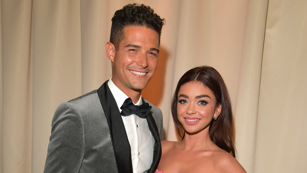 Sarah Hyland et Wells Adams sourient et s'embrassent 