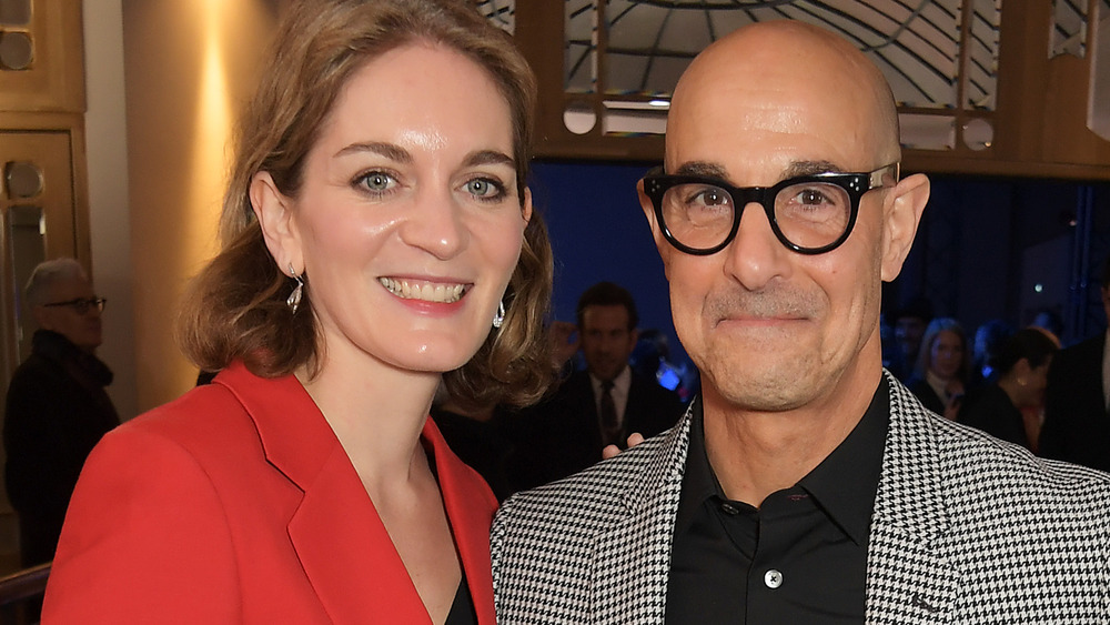 Felicity Blunt et Stanley Tucci souriant