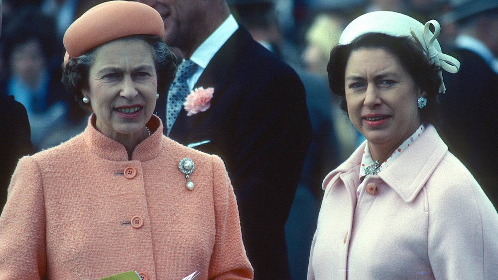 La reine Elizabeth et la princesse Margaret regardant