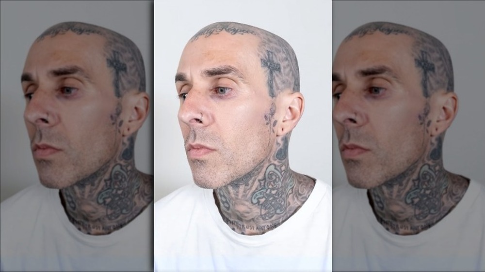 Travis Barker sans tatouages ​​sur le visage