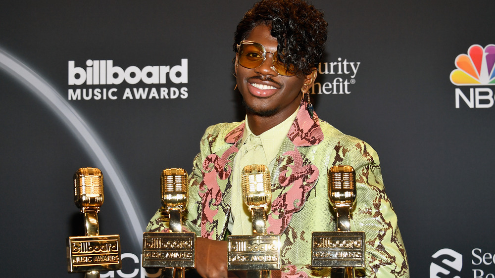 Lil Nas X pose dans les coulisses des Billboard Music Awards 2020