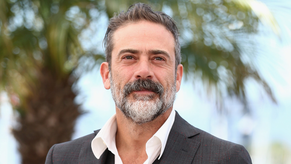 Jeffrey Dean Morgan regardant