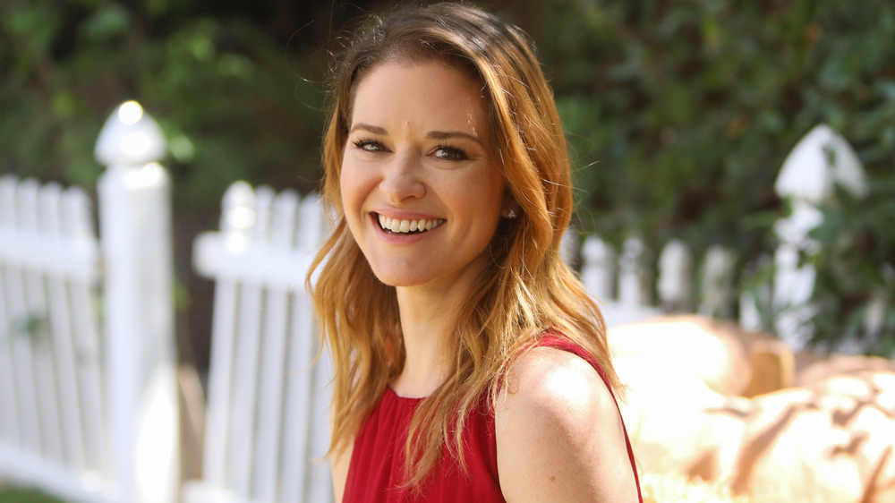 Sarah Drew souriant