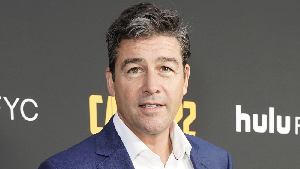 Kyle Chandler avec un léger sourire 