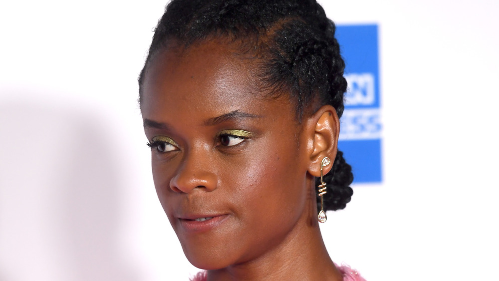 Black Panther Star Letitia Wright dans l’eau chaude sur la vidéo COVID-19