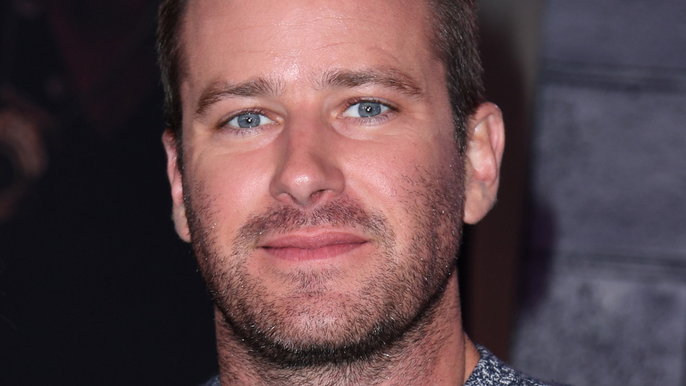 Ce que l’ex-femme d’Armie Hammer aurait trouvé et qui l’a fait soupçonner qu’il trompait