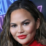 Chrissy Teigen lance un nouveau look surprenant après avoir quitté Twitter