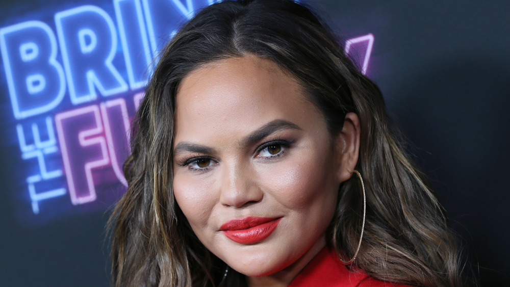 Chrissy Teigen lance un nouveau look surprenant après avoir quitté Twitter