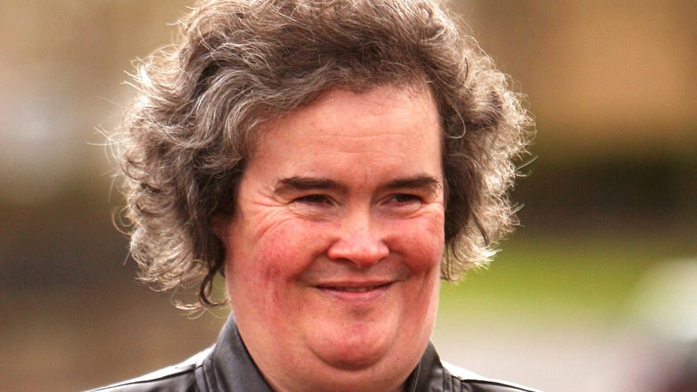 Susan Boyle souriante pour les caméras