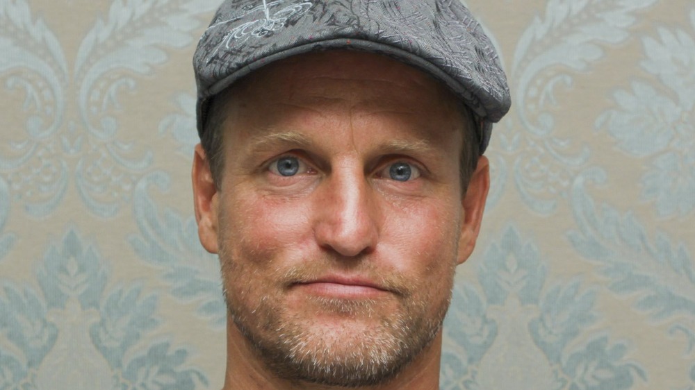 Woody Harrelson regardant la caméra