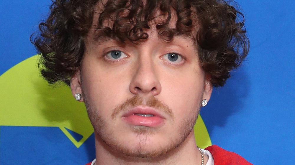 Jack Harlow regardant la caméra