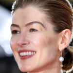 Les Golden Globes Diss de Rosamund Pike sur Rudy Giuliani font parler les fans