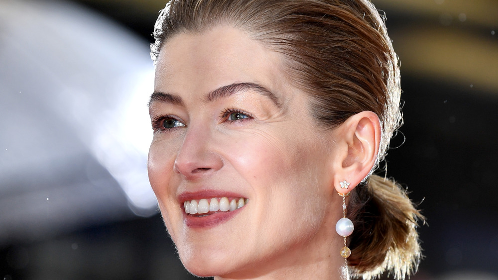 Les Golden Globes Diss de Rosamund Pike sur Rudy Giuliani font parler les fans