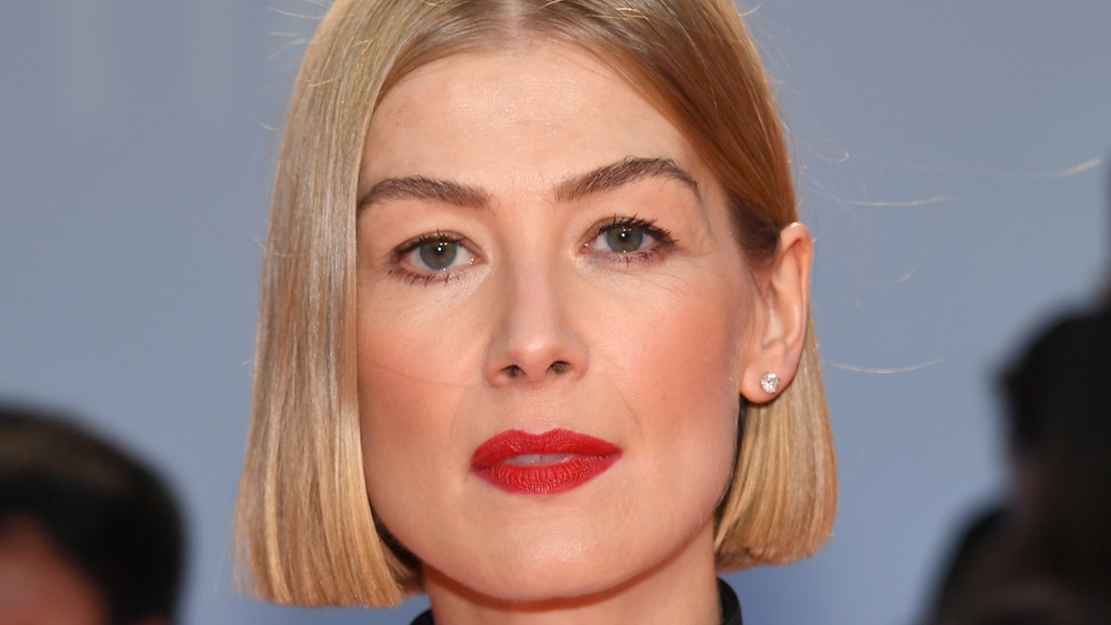 L’étrange chose que Rosamund Pike fait avec ses prix d’acteur