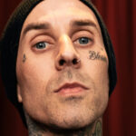 Travis Barker a l’air complètement différent sans ses tatouages ​​sur le visage