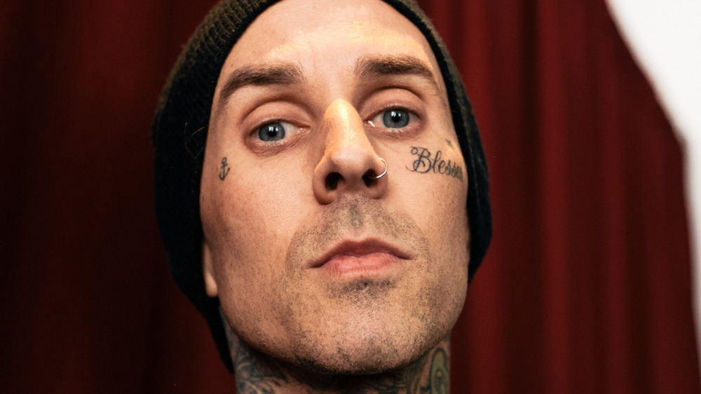 Travis Barker a l’air complètement différent sans ses tatouages ​​sur le visage