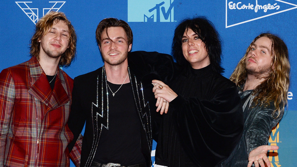 Les Struts posant sur un tapis rouge