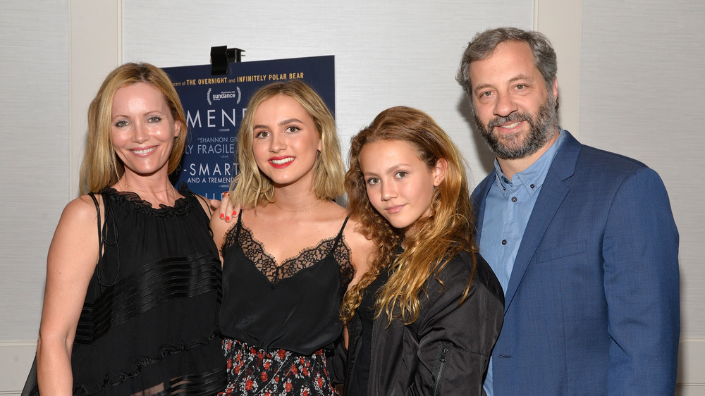 Leslie Mann, Maude Apatow, Iris Apatow et Judd Apatow souriant