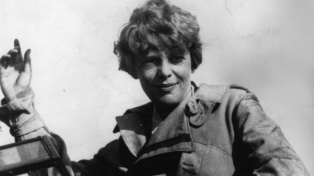 Amelia Earhart posant