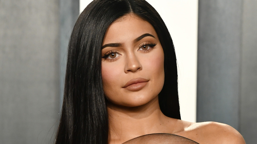 Kylie Jenner posant sur le tapis rouge