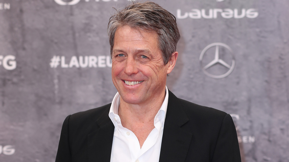 Hugh Grant souriant