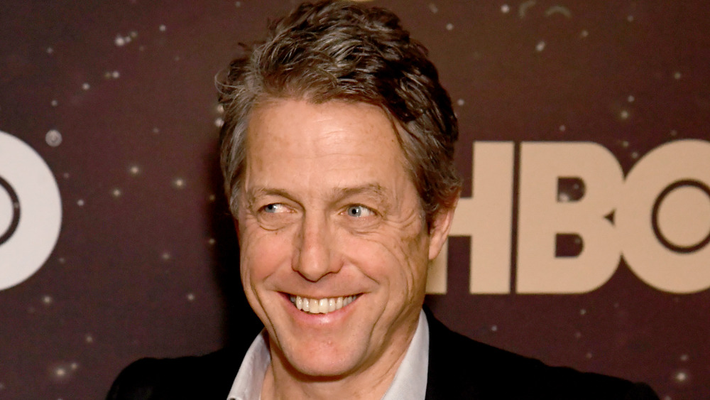 Hugh Grant souriant