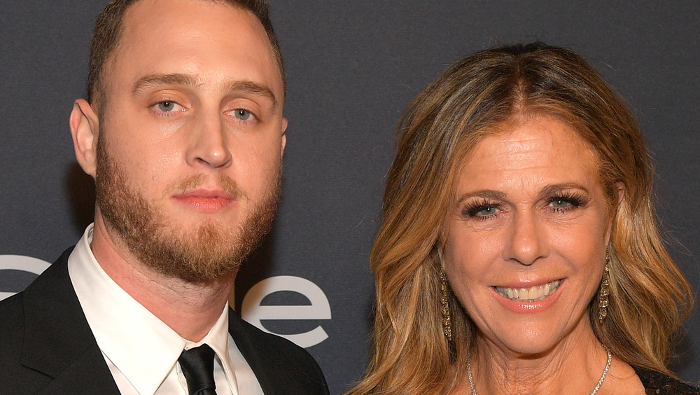 Chet Hanks et Rita Wilson posent