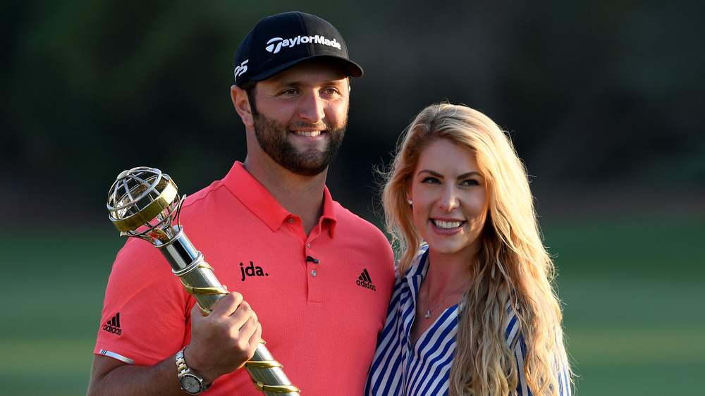 Jon Rahm posant avec sa femme Kelley Cahill 