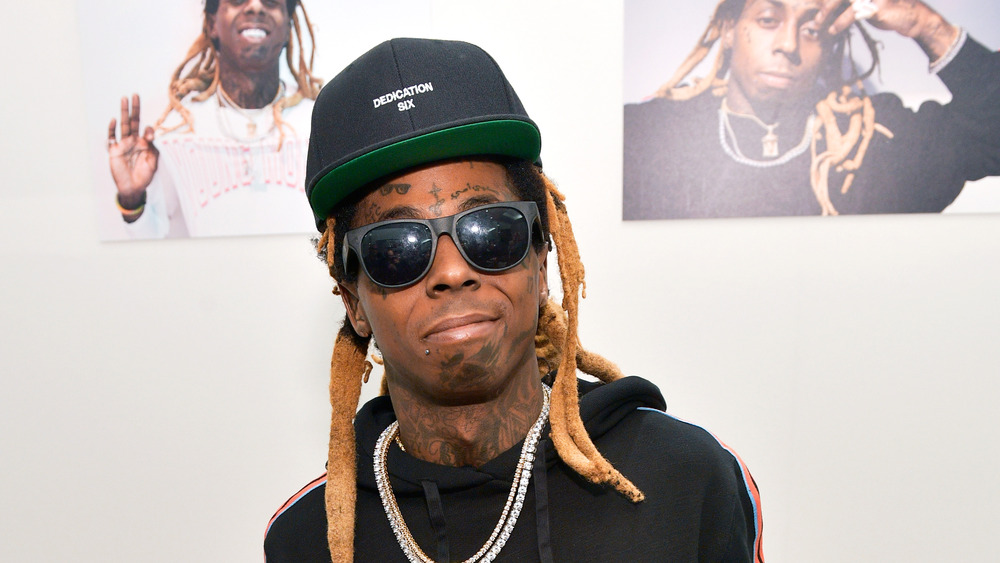 Lil Wayne posant dans des lunettes de soleil et une casquette