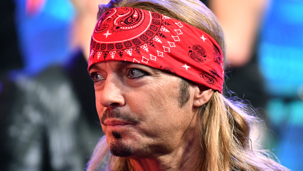 Bret Michaels porte un bandana rouge