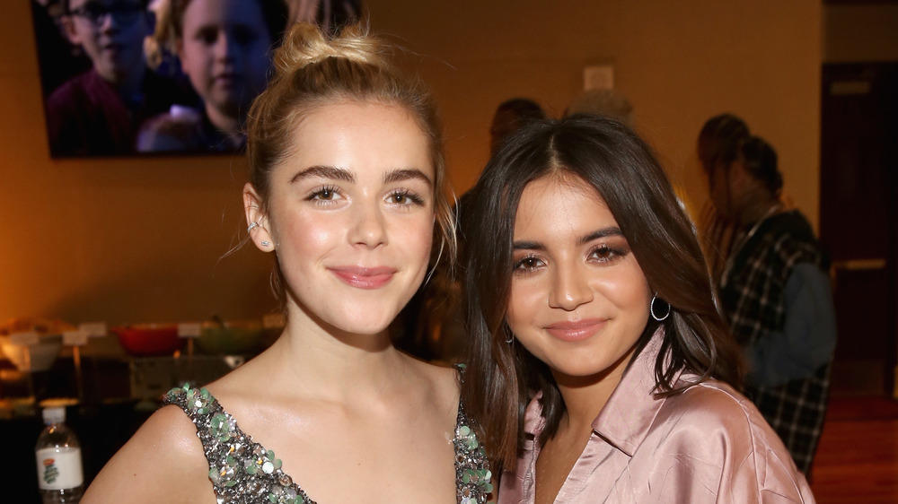 Kiernan Shipka, cheveux blonds en chignon, souriant; Isabela Merced, souriante, cheveux baissés, lors d'une fête