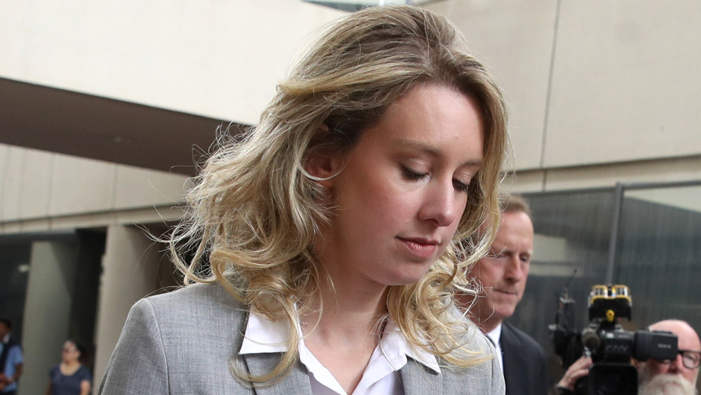 Elizabeth Holmes sortant du palais de justice