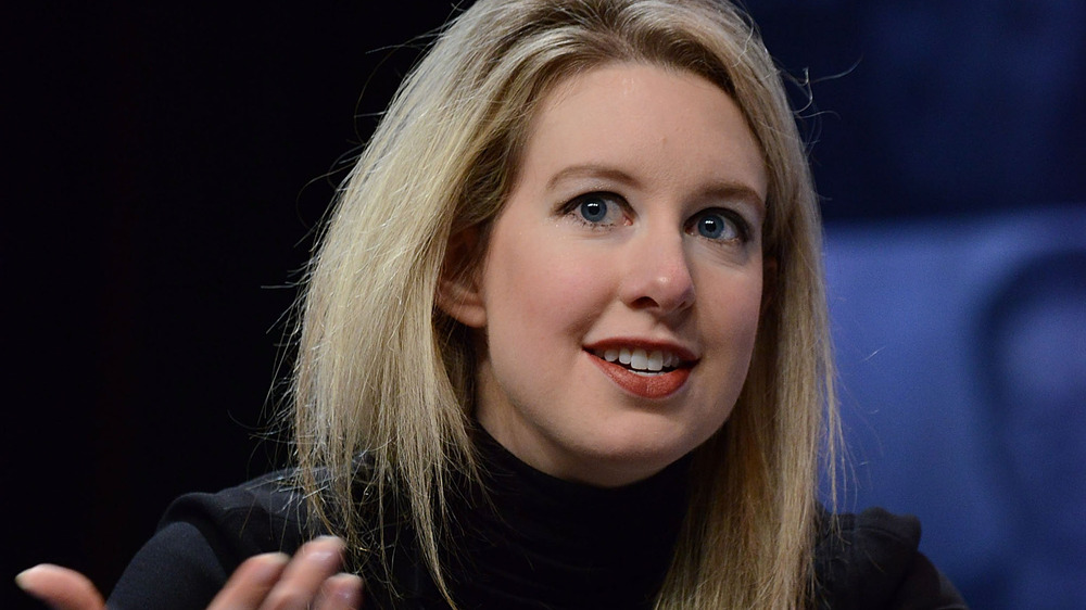 Elizabeth Holmes dans un col roulé noir