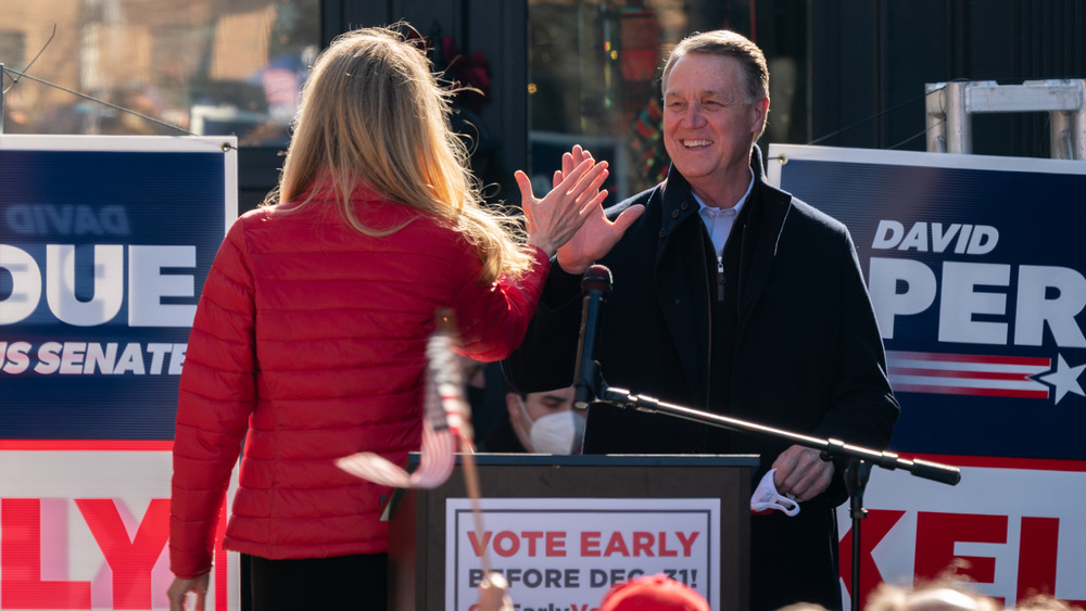 Kelly Loeffler et David Perdue high cinq