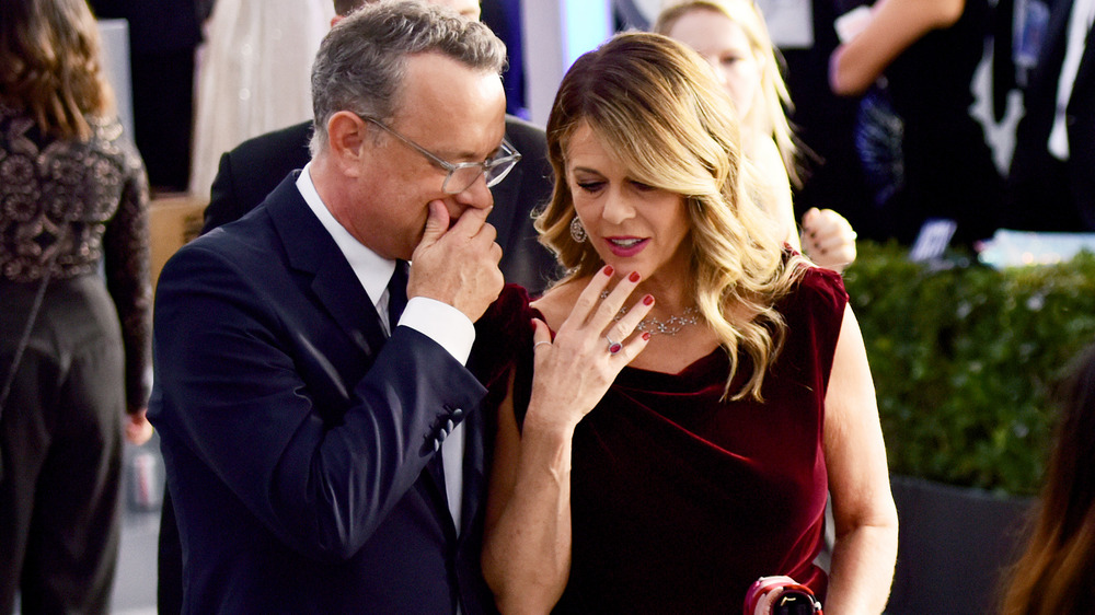 Tom Hanks et Rita Wilson chuchotent